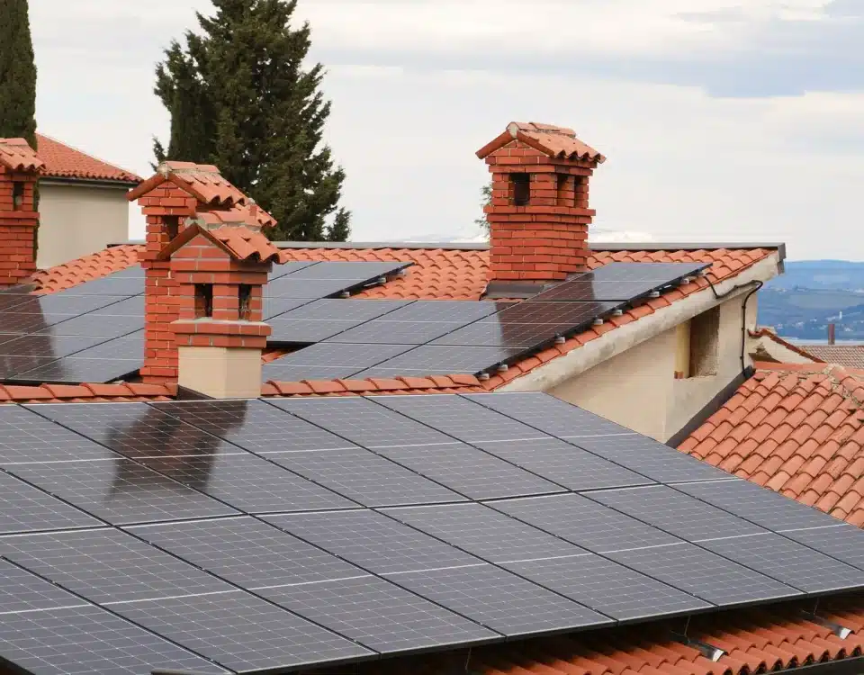 Installation de panneaux photovoltaïques sur une toiture de maison individuelle