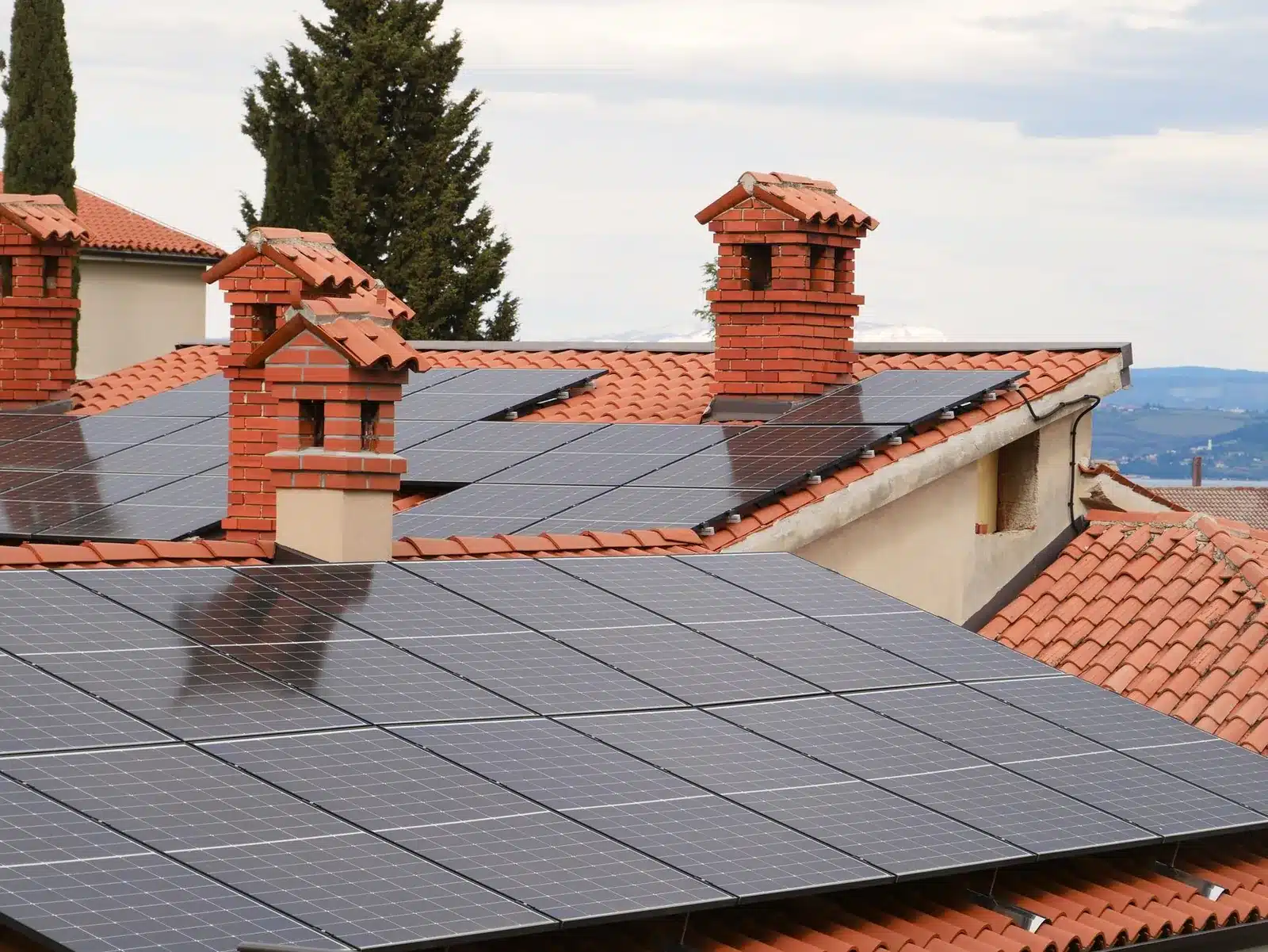 Installation de panneaux photovoltaïques sur une toiture de maison individuelle